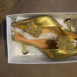 Amazon Essentials Gold High-Heeled Pumps with Glitter Embellishment